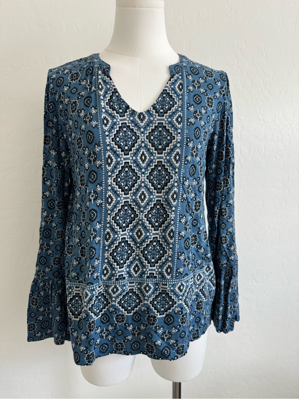 Lucky Brand Blue Patterned V-Neck Long Sleeve Blouse